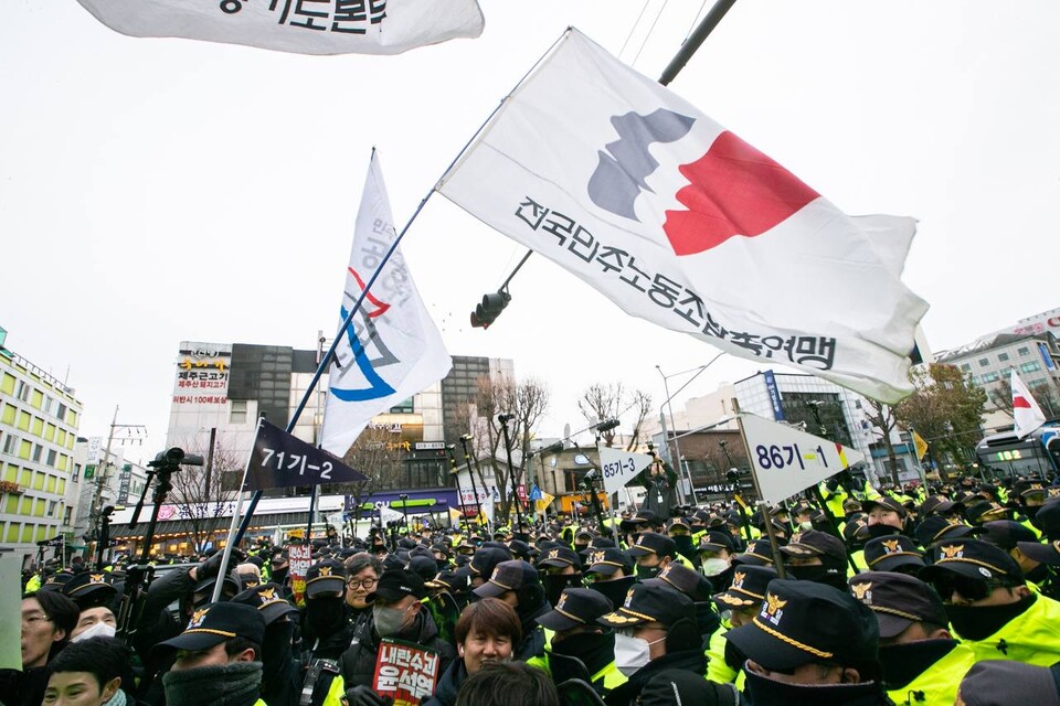 민주노총 12일 서울 세종대로에서 노동자・시민 대회를 마친 뒤 남영역사거리까지 행진했다. 이후 민주노총은 한강진역으로 이동해 윤석열과 김건희가 거주하는 대통령실 관저까지 진격하는 체포투쟁을 벌였다. 사진=송승현