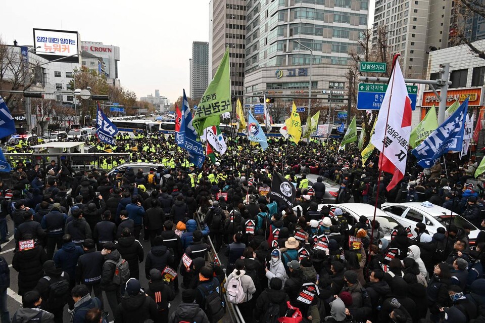 민주노총 12일 서울 세종대로에서 노동자・시민 대회를 마친 뒤 남영역사거리까지 행진했다. 이후 민주노총은 한강진역으로 이동해 윤석열과 김건희가 거주하는 대통령실 관저까지 진격하는 체포투쟁을 벌였다. 사진=백승호(세종충남)