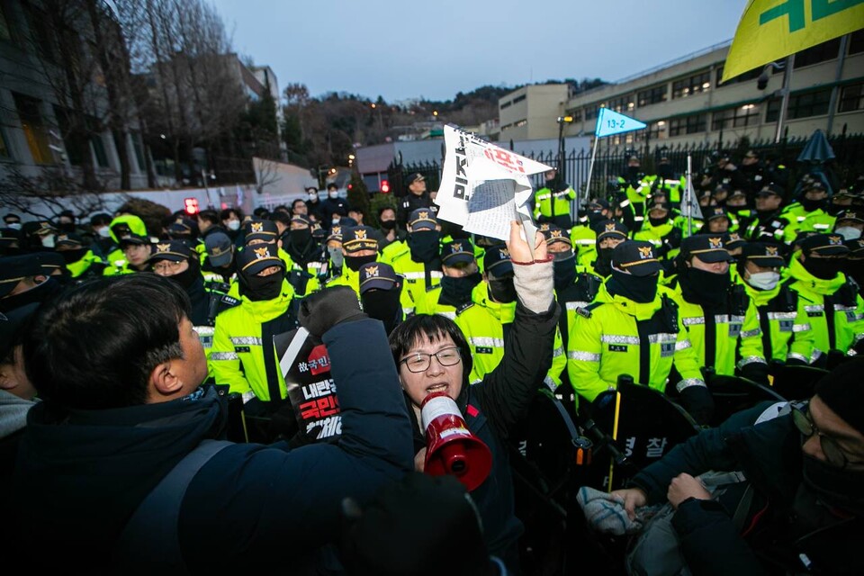 민주노총 12일 서울 세종대로에서 노동자・시민 대회를 마친 뒤 남영역사거리까지 행진했다. 이후 민주노총은 한강진역으로 이동해 윤석열과 김건희가 거주하는 대통령실 관저까지 진격하는 체포투쟁을 벌였다. 사진=송승현