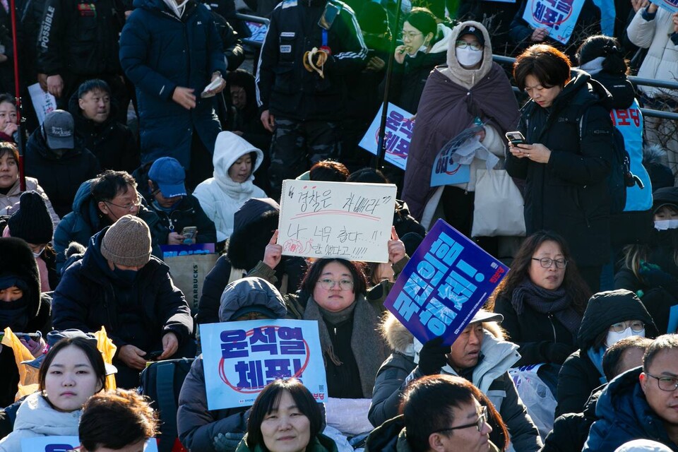 21일부터 무박2일간 '전봉준투쟁단'이 서울 진입 투쟁을 벌이자, 소식을 듣고 찾아온 시민들이 광장을 열어냈다. 사진=송승현