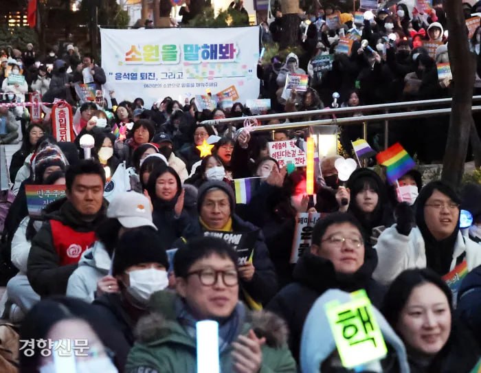 성탄절 소원은… 차별금지법제정연대 등 활동가와 성소수자들이 25일 서울 중구 국가인권위원회 앞에서 ‘윤석열 퇴진하고 평등세상으로’ 집회를 열고 있다. 사진=경향신문