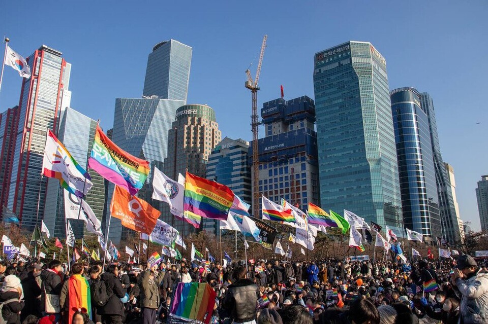 2024년 12월14일 서울 여의도 국회 앞에서 열린 ‘윤석열 탄핵’ 촉구 집회 현장에서 여성, 성소수자, 장애인, 이주민, 노동자 등 다양한 사회적 소수자가 각자의 삶에서 부딪히는 여러 문제를 공론화했다. 사진=성소수자차별반대 무지개행동