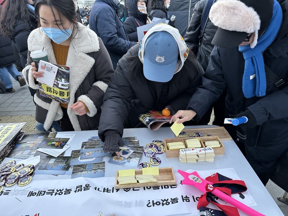 민주노총이 28일 윤석열 즉각 퇴진! 사회대개혁! 4차 범시민대행진에 홍보 부스를 차렸다. 사진=조연주