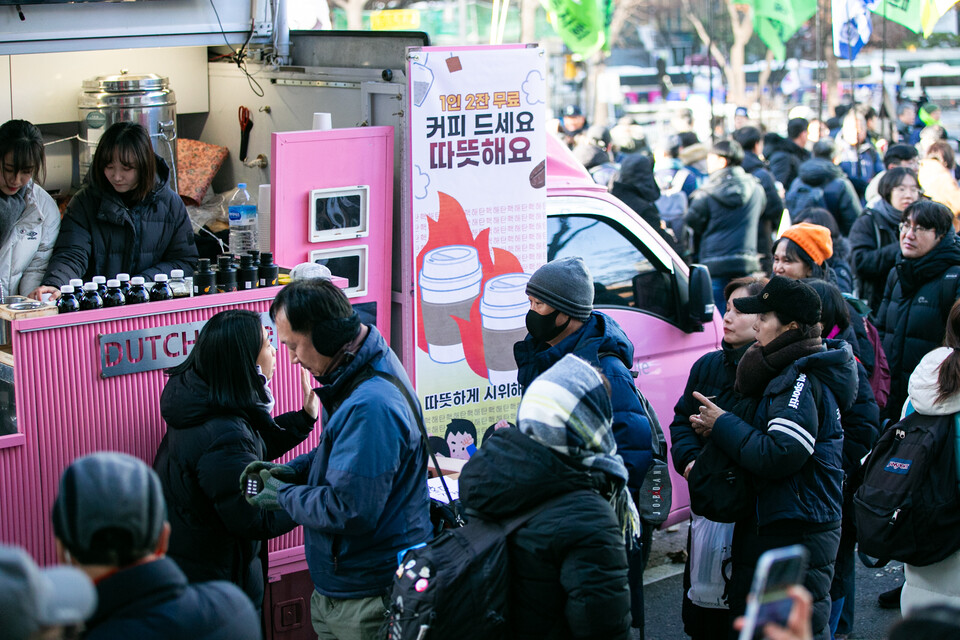 민주노총 조합원과 시민들이 28일 오후 4차 범시민대행진을 열고 윤석열 구속과 국민의힘 해체를 주장했다. 이에 앞서 민주노총 조합원을 응원하기 위해 시민들이 보낸 커피트럭이 도착했다. 사진=송승현