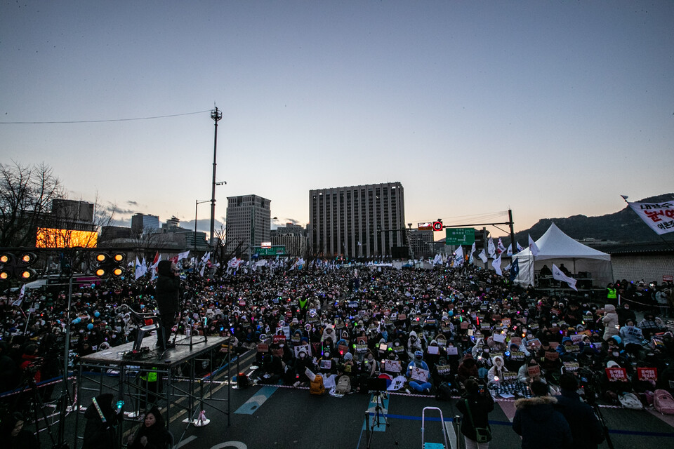 민주노총 조합원과 시민들이 28일 오후 4차 범시민대행진을 열고 윤석열 구속과 국민의힘 해체를 주장했다. 민주노총은 이에 앞서 사전 결의대회를 열고 헌법재판소의 탄핵심판을 촉구했다. 사진=송승현