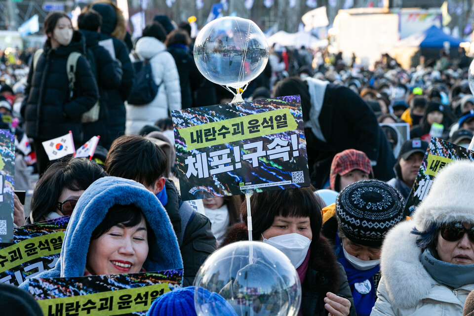 민주노총 조합원과 시민들이 28일 오후 4차 범시민대행진을 열고 윤석열 구속과 국민의힘 해체를 주장했다. 민주노총은 이에 앞서 사전 결의대회를 열고 헌법재판소의 탄핵심판을 촉구했다. 사진=송승현