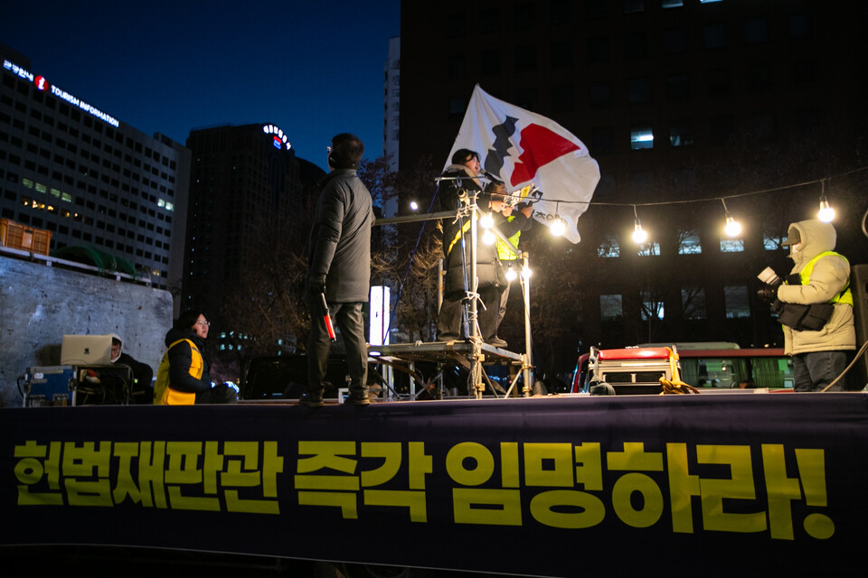 민주노총 조합원과 시민들이 28일 오후 4차 범시민대행진을 열고 윤석열 구속과 국민의힘 해체를 주장했다. 민주노총은 이에 앞서 사전 결의대회를 열고 헌법재판소의 탄핵심판을 촉구했다. 사진=송승현