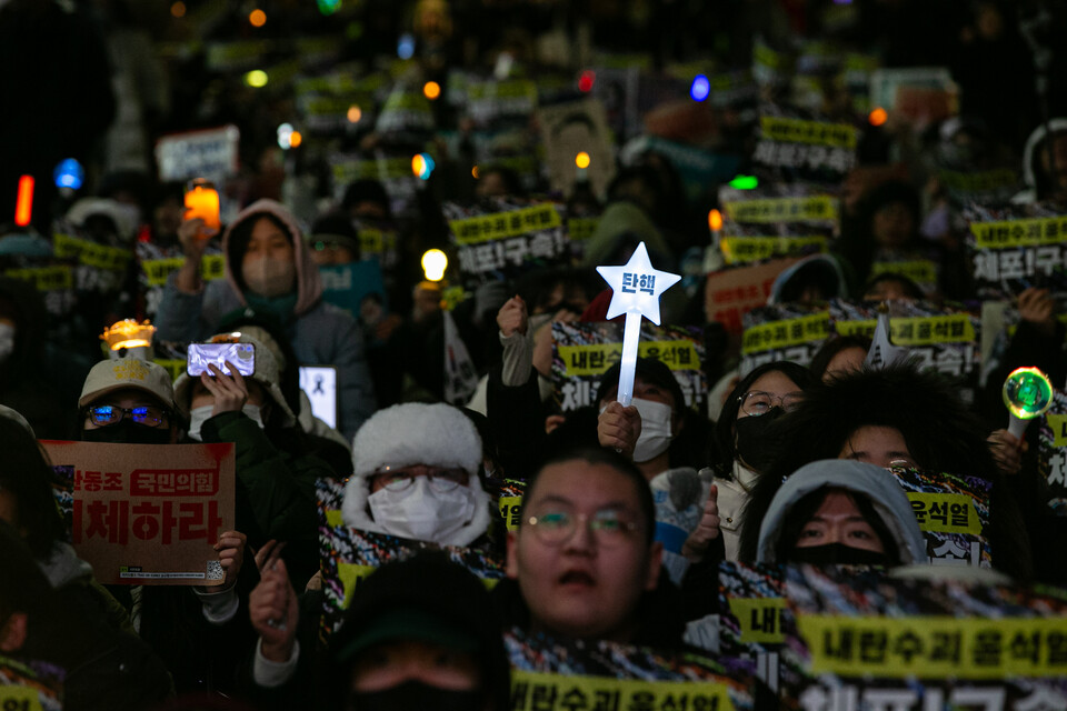 윤석열즉각퇴진・사회대개혁 비상행동이 2일 오후 7시 서울 용산구 한강진역 인근에서 긴급행동 집회를 열고 대통령관저 앞까지 행진했다. 사진=송승현