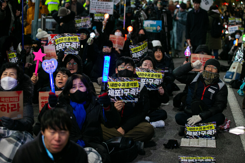 윤석열즉각퇴진・사회대개혁 비상행동이 2일 오후 7시 서울 용산구 한강진역 인근에서 긴급행동 집회를 열고 대통령관저 앞까지 행진했다. 사진=송승현