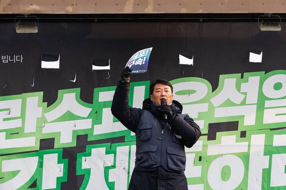 민주노총이 기획하고 윤석열즉각퇴진・사회대개혁 비상행동과 시민들이 함께한 3박4일 한남대로 노숙투쟁은 6일 오후 2시에 열린 긴급행동으로 마무리됐다. 이들은 오는 11일 오후 4시 광화문에서 윤석열 체포・구속을 촉구하는 대규모 집회를 이어간다. 사진=송승현