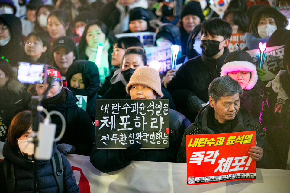 윤석열즉각퇴진・사회대개혁 비상행동이 11일 오후 서울 광화문 일대에서 연 윤석열 즉각 퇴진! 사회대개혁! 6차 범시민총궐기대회가 마무리된 뒤 시민들이 서울 명동 방향으로 행진했다. 사진=송승현