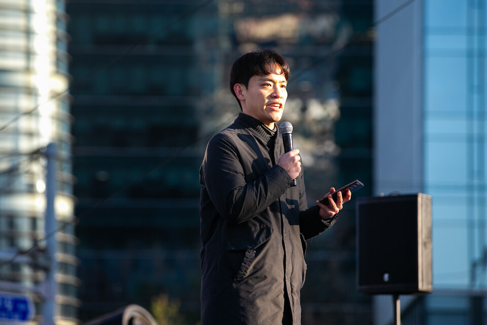 윤석열즉각퇴진・사회대개혁 비상행동이 11일 오후 서울 광화문 일대에서 연 윤석열 즉각 퇴진! 사회대개혁! 6차 범시민총궐기대회가 마무리된 뒤 시민들이 서울 명동 방향으로 행진했다. 사진=송승현