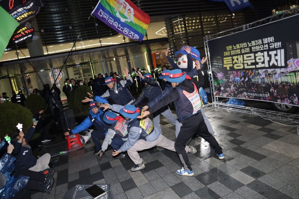 13일 한화 본사 농성장 앞에서 열린 투쟁문화제 사진=김규백