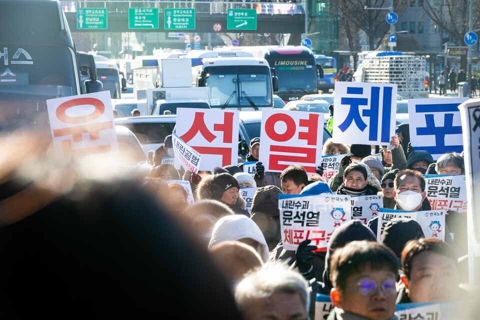 내란수괴 윤석열이 15일 오전 10시30분경 고위공직자범죄수사처에 의해 체포됐다. 죄명은 ‘내란수괴 우두머리’다. 체포 직전 윤석열즉각퇴진・사회대개혁 비상행동이 서울 용산구 한남동에서 기자회견을 열고 관련 입장을 발표했다. 사진=송승현