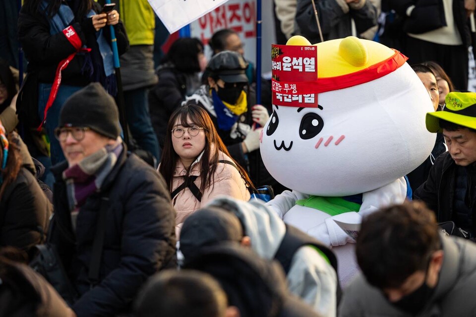 민총이를 비롯해 보건의료노조 보봉이와 서비스연맹 학교비정규직노조 분홍이, 교육공무직본부 단이 등 민주노총 가맹노조 마스코트도 이날 광화문 퇴진광장에 총출동했다. 사진은 보건의료노조 마스코트 보봉이. 사진=송승현