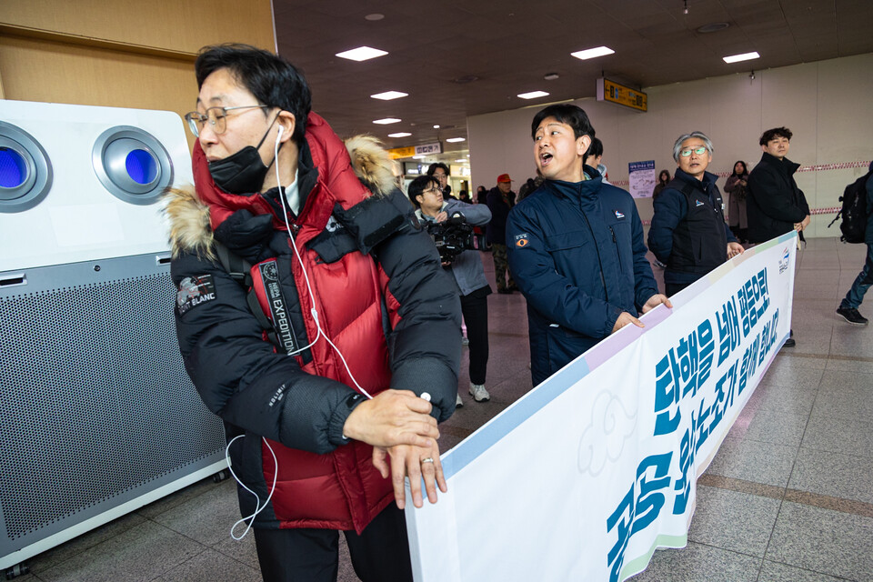 민주노총 가맹산하 조합원들이 24일 오전 서울역에 모여 귀향선전전을 한 뒤 기자회견을 열었다. 서울역 귀향 인사에 나선 국민의힘 의원들이 민주노총 조합원들의 강력한 항의를 마주했다. 사진=송승현