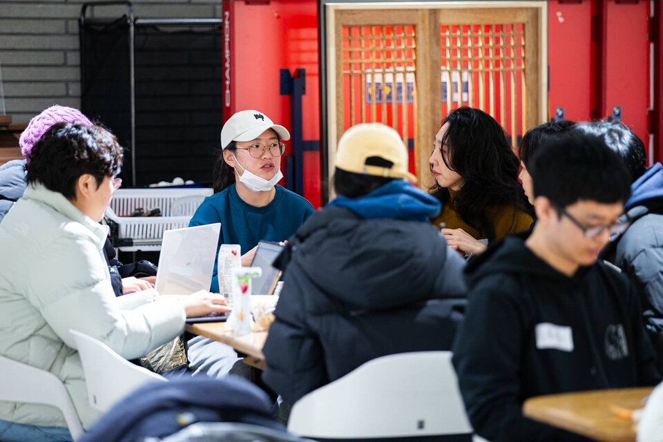 윤석열즉각퇴진・사회대개혁 비상행동이 25일 오전 11시 서울 종로구 향린교회에서 연 ‘광야에서 광장으로 시민공론장 part.1 나의 광장 출동기’에 약 60여 명의 시민들이 모여 광장으로 나온 계기와 윤석열 퇴진 이후의 세상에 관한 이야기를 나눴다. 사진=송승현