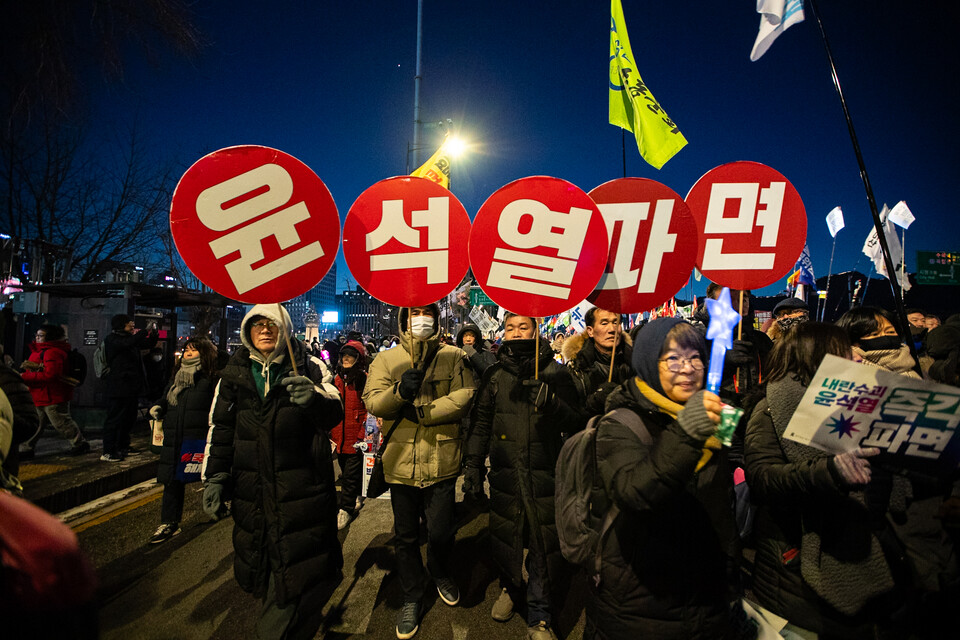 윤석열즉각퇴진·사회대개혁 비상행동이 주최한 10차 범시민대행진이 8일 오후 5시 서울 광화문 광장 경복궁역 인근에서 열렸다. 대회를 마친 이들은 오후 6시20분 경 안국역, 종각, 을지로를 지나 명동 한국은행 앞까지 행진했다. 사진=송승현