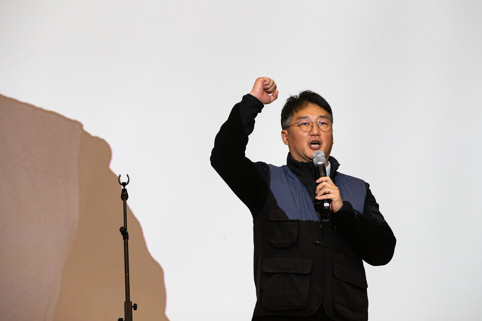 민주노총이 11일 오후 2시 경기 고양시 일산 킨텍스에서 제82차 정기 대의원대회를 열고 2025년 사업기조와 목표로 △윤석열 파면, 내란종식·내란세력 청산투쟁, △사회대개혁 요구 쟁점화·제도화 투쟁, △200만 민주노총 시대 준비 등을 결의했다. 양경수 민주노총 위원장이 대회사에 앞서 투쟁을 외치고 있다. 사진=송승현