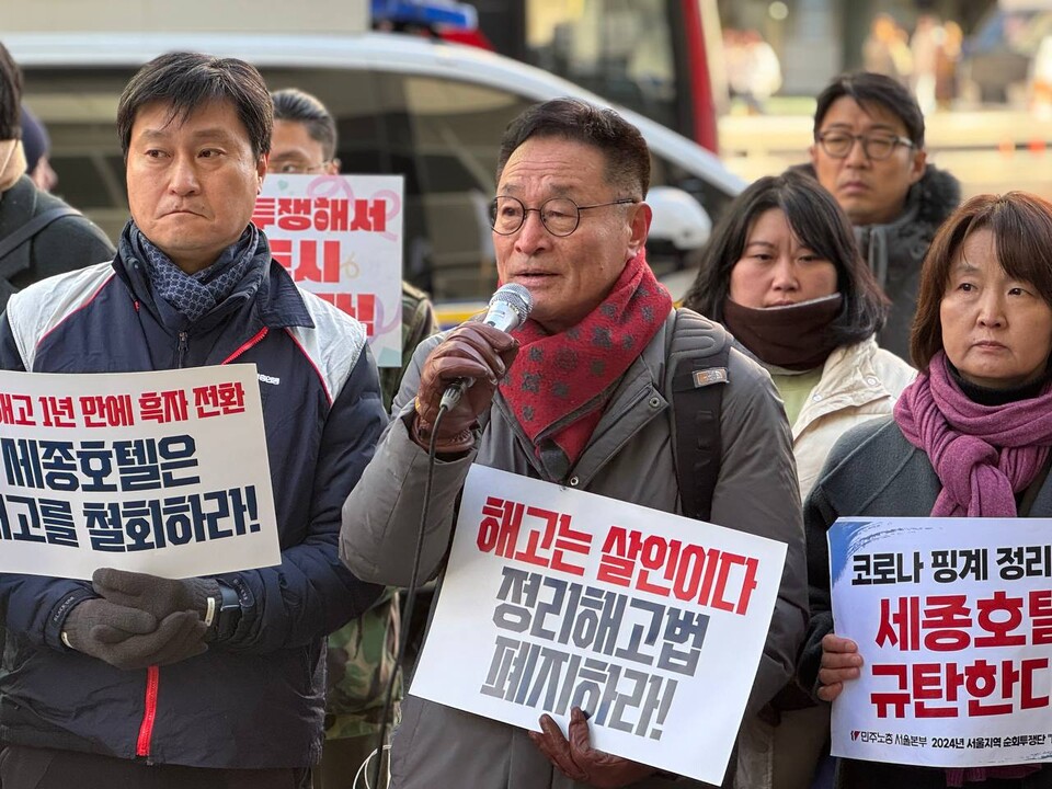 김재하 윤석열즉각퇴진・사회대개혁 비상행동 공동의장(전국민중행동 상임대표), 전호일 민주노총 부위원장, 이상현 녹색당 대표 , 이은주 전 정의당 국회의원, 김형수 금속노조 거제통영고성조선하청지회장, 명숙 인권운동네트워크 바람 상임활동가, 윤효진 이화여대 생활도서관 운영위원이 함께 연대하고 투쟁하겠다고 발언했다. ⓒ 서비스연맹
