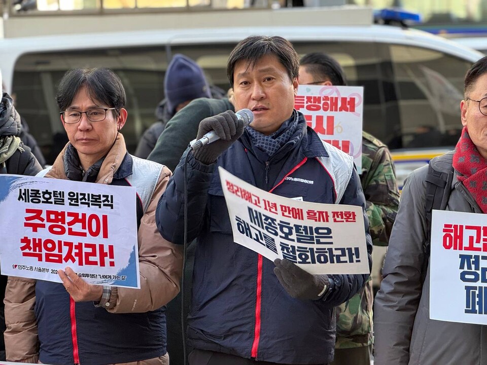 김재하 윤석열즉각퇴진・사회대개혁 비상행동 공동의장(전국민중행동 상임대표), 전호일 민주노총 부위원장, 이상현 녹색당 대표 , 이은주 전 정의당 국회의원, 김형수 금속노조 거제통영고성조선하청지회장, 명숙 인권운동네트워크 바람 상임활동가, 윤효진 이화여대 생활도서관 운영위원이 함께 연대하고 투쟁하겠다고 발언했다. ⓒ 서비스연맹