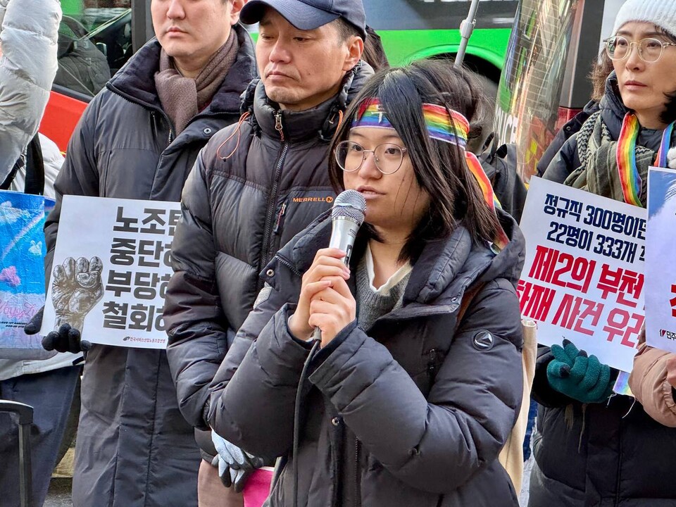 김재하 윤석열즉각퇴진・사회대개혁 비상행동 공동의장(전국민중행동 상임대표), 전호일 민주노총 부위원장, 이상현 녹색당 대표 , 이은주 전 정의당 국회의원, 김형수 금속노조 거제통영고성조선하청지회장, 명숙 인권운동네트워크 바람 상임활동가, 윤효진 이화여대 생활도서관 운영위원이 함께 연대하고 투쟁하겠다고 발언했다. ⓒ 서비스연맹