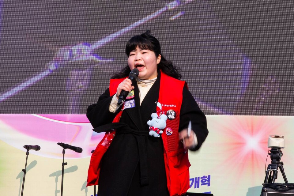 15일 전국동시다발로 진행된 ‘민주노총 전 조합원 행동의 날’에서 민주노총 조합원 1만5천여 명이 윤석열 즉각파면과 사회대개혁 실현을 요구했다. 수도권 조합원 5천여 명은 서울 중구 서울고용노동청 앞을 출발해 윤석열 즉각 퇴진! 사회대개혁! 범시민대행진이 열리는 서울 종로구 동십자각 앞까지 행진했다. 행진 시작 전과 행진 중간 ‘세상에 지지 말아요’ 노래에 맞춰 플래시몹 안무를 하기도 했다. 사진=송승현
