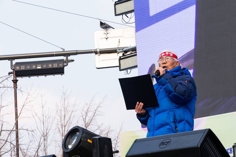 15일 전국동시다발로 진행된 ‘민주노총 전 조합원 행동의 날’에서 민주노총 조합원 1만5천여 명이 윤석열 즉각파면과 사회대개혁 실현을 요구했다. 수도권 조합원 5천여 명은 서울 중구 서울고용노동청 앞을 출발해 윤석열 즉각 퇴진! 사회대개혁! 범시민대행진이 열리는 서울 종로구 동십자각 앞까지 행진했다. 행진 시작 전과 행진 중간 ‘세상에 지지 말아요’ 노래에 맞춰 플래시몹 안무를 하기도 했다. 사진=송승현