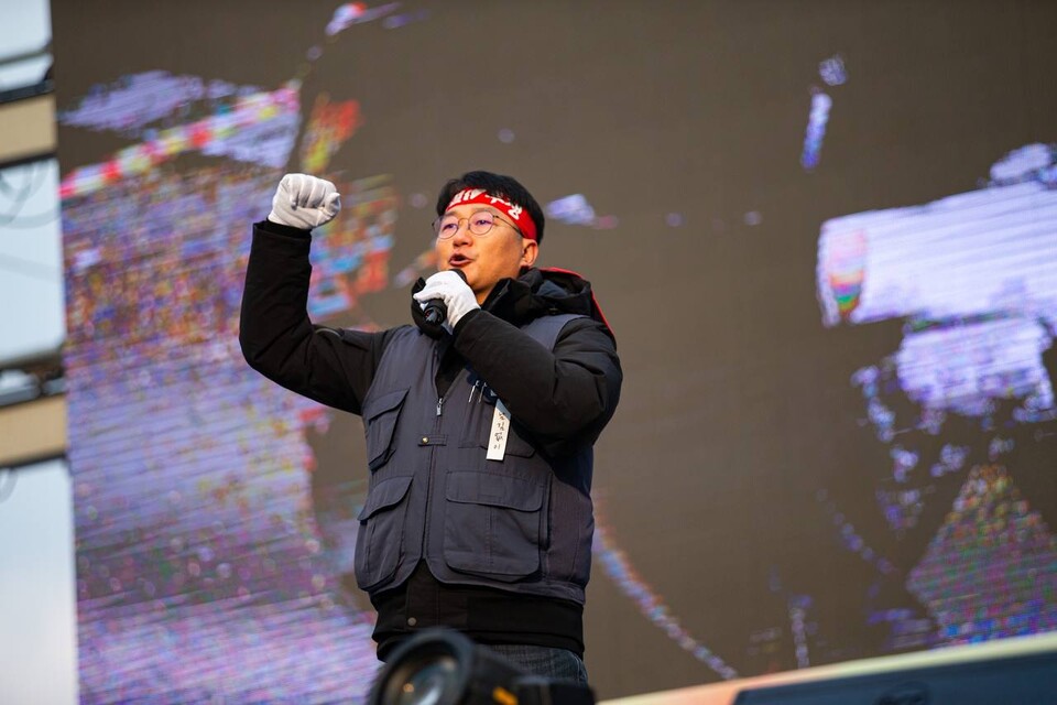 15일 전국동시다발로 진행된 ‘민주노총 전 조합원 행동의 날’에서 민주노총 조합원 1만5천여 명이 윤석열 즉각파면과 사회대개혁 실현을 요구했다. 수도권 조합원 5천여 명은 서울 중구 서울고용노동청 앞을 출발해 윤석열 즉각 퇴진! 사회대개혁! 범시민대행진이 열리는 서울 종로구 동십자각 앞까지 행진했다. 행진 시작 전과 행진 중간 ‘세상에 지지 말아요’ 노래에 맞춰 플래시몹 안무를 하기도 했다. 사진=송승현