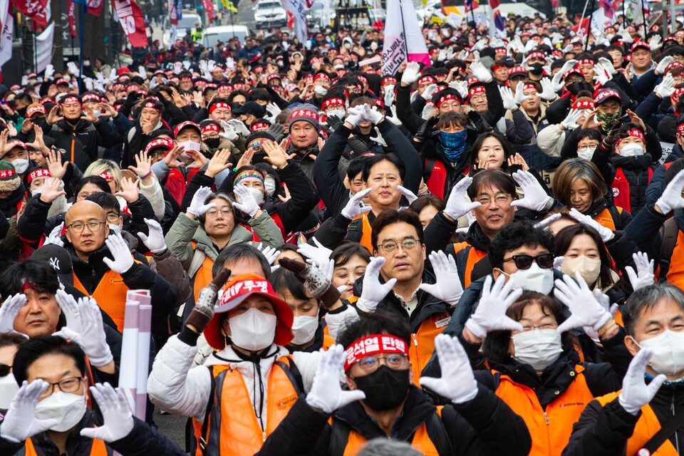 15일 전국동시다발로 진행된 ‘민주노총 전 조합원 행동의 날’에서 민주노총 조합원 1만5천여 명이 윤석열 즉각파면과 사회대개혁 실현을 요구했다. 수도권 조합원 5천여 명은 서울 중구 서울고용노동청 앞을 출발해 윤석열 즉각 퇴진! 사회대개혁! 범시민대행진이 열리는 서울 종로구 동십자각 앞까지 행진했다. 행진 시작 전과 행진 중간 ‘세상에 지지 말아요’ 노래에 맞춰 플래시몹 안무를 하기도 했다. 사진=송승현
