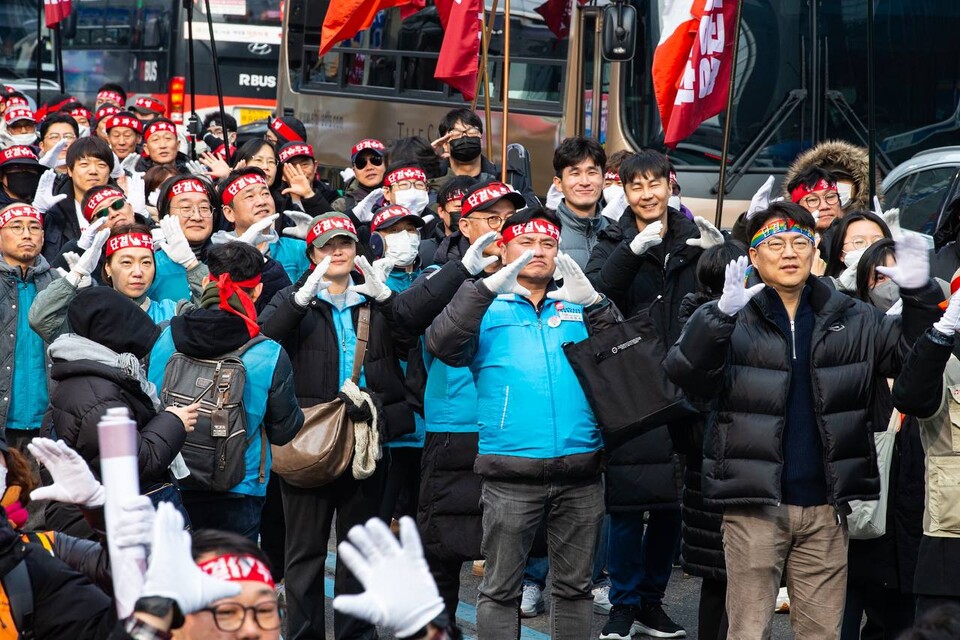 15일 전국동시다발로 진행된 ‘민주노총 전 조합원 행동의 날’에서 민주노총 조합원 1만5천여 명이 윤석열 즉각파면과 사회대개혁 실현을 요구했다. 수도권 조합원 5천여 명은 서울 중구 서울고용노동청 앞을 출발해 윤석열 즉각 퇴진! 사회대개혁! 범시민대행진이 열리는 서울 종로구 동십자각 앞까지 행진했다. 행진 시작 전과 행진 중간 ‘세상에 지지 말아요’ 노래에 맞춰 플래시몹 안무를 하기도 했다. 사진=송승현