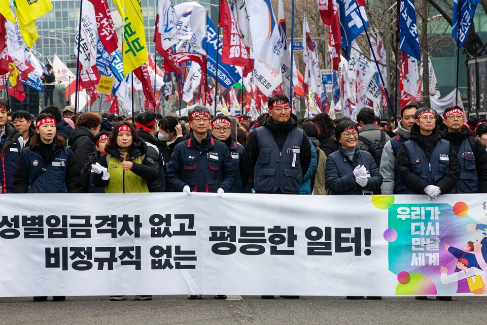 15일 전국동시다발로 진행된 ‘민주노총 전 조합원 행동의 날’에서 민주노총 조합원 1만5천여 명이 윤석열 즉각파면과 사회대개혁 실현을 요구했다. 수도권 조합원 5천여 명은 서울 중구 서울고용노동청 앞을 출발해 윤석열 즉각 퇴진! 사회대개혁! 범시민대행진이 열리는 서울 종로구 동십자각 앞까지 행진했다. 행진 시작 전과 행진 중간 ‘세상에 지지 말아요’ 노래에 맞춰 플래시몹 안무를 하기도 했다. 사진=송승현