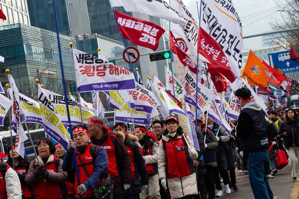 15일 전국동시다발로 진행된 ‘민주노총 전 조합원 행동의 날’에서 민주노총 조합원 1만5천여 명이 윤석열 즉각파면과 사회대개혁 실현을 요구했다. 수도권 조합원 5천여 명은 서울 중구 서울고용노동청 앞을 출발해 윤석열 즉각 퇴진! 사회대개혁! 범시민대행진이 열리는 서울 종로구 동십자각 앞까지 행진했다. 행진 시작 전과 행진 중간 ‘세상에 지지 말아요’ 노래에 맞춰 플래시몹 안무를 하기도 했다. 사진=송승현