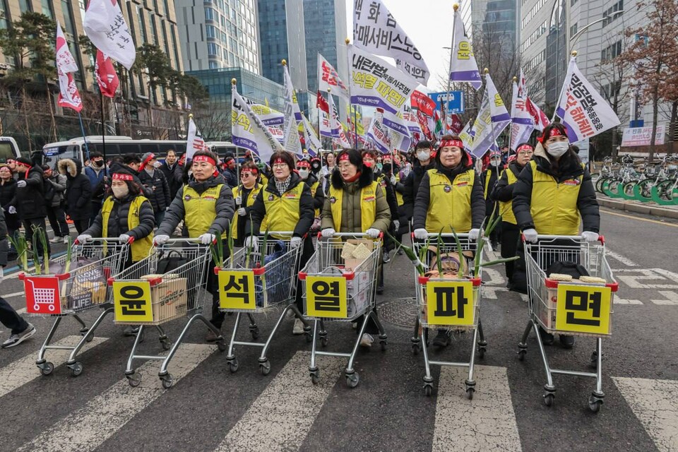 15일 전국동시다발로 진행된 ‘민주노총 전 조합원 행동의 날’에서 민주노총 조합원 1만5천여 명이 윤석열 즉각파면과 사회대개혁 실현을 요구했다. 수도권 조합원 5천여 명은 서울 중구 서울고용노동청 앞을 출발해 윤석열 즉각 퇴진! 사회대개혁! 범시민대행진이 열리는 서울 종로구 동십자각 앞까지 행진했다. 행진 시작 전과 행진 중간 ‘세상에 지지 말아요’ 노래에 맞춰 플래시몹 안무를 하기도 했다. 사진=양지웅 (공무원노조)