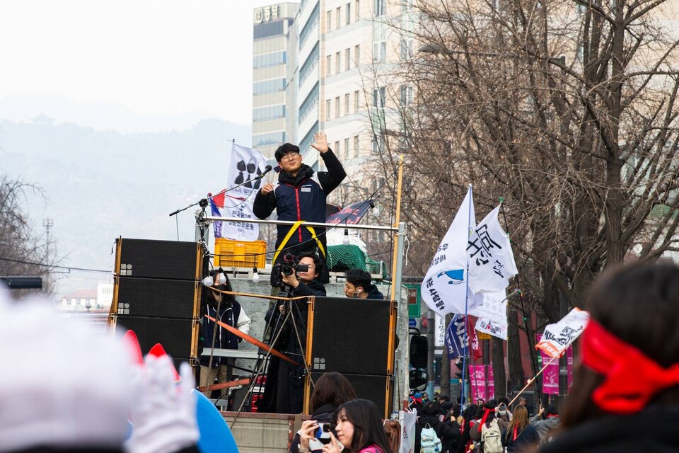 15일 전국동시다발로 진행된 ‘민주노총 전 조합원 행동의 날’에서 민주노총 조합원 1만5천여 명이 윤석열 즉각파면과 사회대개혁 실현을 요구했다. 수도권 조합원 5천여 명은 서울 중구 서울고용노동청 앞을 출발해 윤석열 즉각 퇴진! 사회대개혁! 범시민대행진이 열리는 서울 종로구 동십자각 앞까지 행진했다. 행진 시작 전과 행진 중간 ‘세상에 지지 말아요’ 노래에 맞춰 플래시몹 안무를 하기도 했다. 사진=송승현