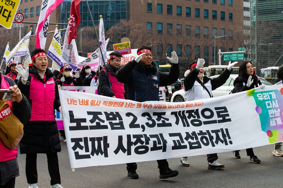 15일 전국동시다발로 진행된 ‘민주노총 전 조합원 행동의 날’에서 민주노총 조합원 1만5천여 명이 윤석열 즉각파면과 사회대개혁 실현을 요구했다. 수도권 조합원 5천여 명은 서울 중구 서울고용노동청 앞을 출발해 윤석열 즉각 퇴진! 사회대개혁! 범시민대행진이 열리는 서울 종로구 동십자각 앞까지 행진했다. 행진 시작 전과 행진 중간 ‘세상에 지지 말아요’ 노래에 맞춰 플래시몹 안무를 하기도 했다. 사진=송승현