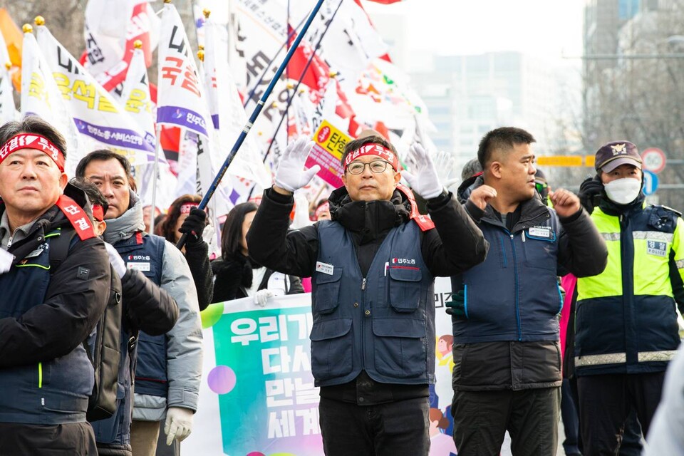 15일 전국동시다발로 진행된 ‘민주노총 전 조합원 행동의 날’에서 민주노총 조합원 1만5천여 명이 윤석열 즉각파면과 사회대개혁 실현을 요구했다. 수도권 조합원 5천여 명은 서울 중구 서울고용노동청 앞을 출발해 윤석열 즉각 퇴진! 사회대개혁! 범시민대행진이 열리는 서울 종로구 동십자각 앞까지 행진했다. 행진 시작 전과 행진 중간 ‘세상에 지지 말아요’ 노래에 맞춰 플래시몹 안무를 하기도 했다. 사진=송승현