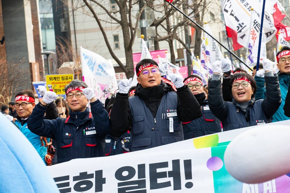 15일 전국동시다발로 진행된 ‘민주노총 전 조합원 행동의 날’에서 민주노총 조합원 1만5천여 명이 윤석열 즉각파면과 사회대개혁 실현을 요구했다. 수도권 조합원 5천여 명은 서울 중구 서울고용노동청 앞을 출발해 윤석열 즉각 퇴진! 사회대개혁! 범시민대행진이 열리는 서울 종로구 동십자각 앞까지 행진했다. 행진 시작 전과 행진 중간 ‘세상에 지지 말아요’ 노래에 맞춰 플래시몹 안무를 하기도 했다. 사진=송승현