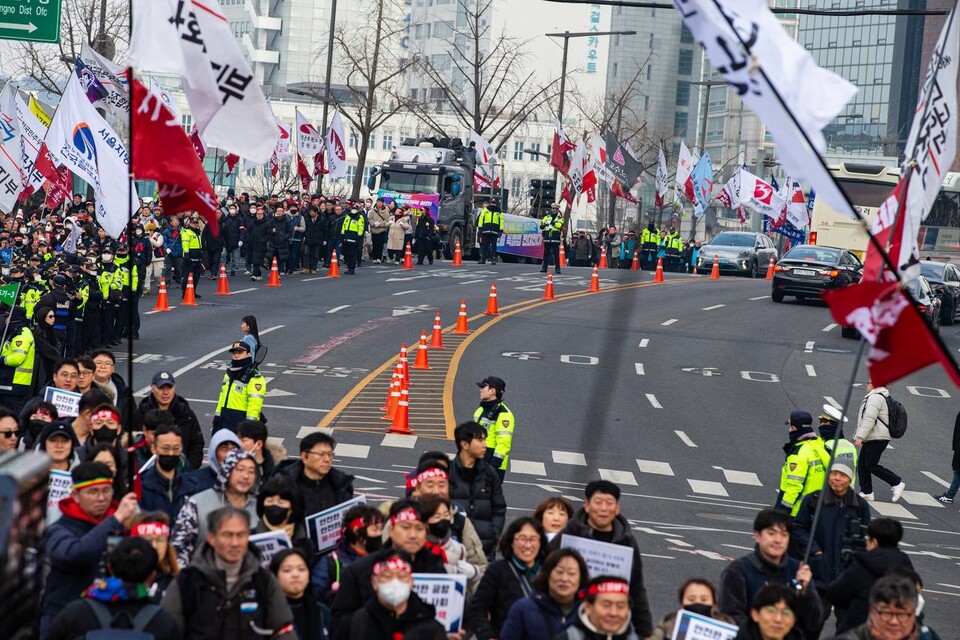 15일 전국동시다발로 진행된 ‘민주노총 전 조합원 행동의 날’에서 민주노총 조합원 1만5천여 명이 윤석열 즉각파면과 사회대개혁 실현을 요구했다. 수도권 조합원 5천여 명은 서울 중구 서울고용노동청 앞을 출발해 윤석열 즉각 퇴진! 사회대개혁! 범시민대행진이 열리는 서울 종로구 동십자각 앞까지 행진했다. 행진 시작 전과 행진 중간 ‘세상에 지지 말아요’ 노래에 맞춰 플래시몹 안무를 하기도 했다. 사진=송승현