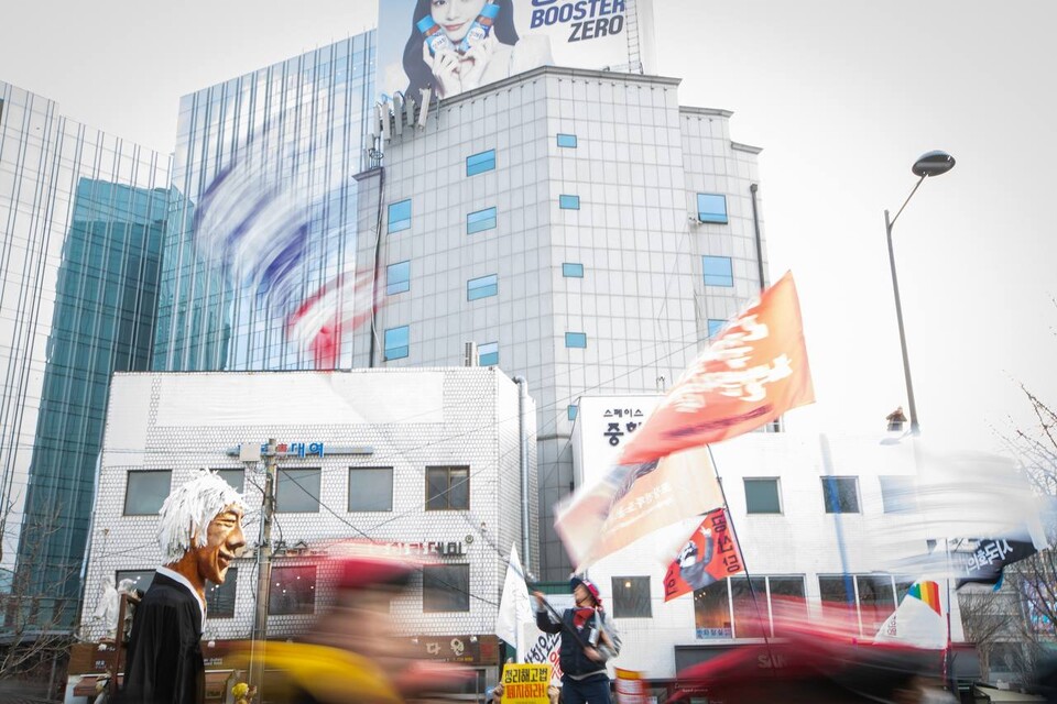 15일 전국동시다발로 진행된 ‘민주노총 전 조합원 행동의 날’에서 민주노총 조합원 1만5천여 명이 윤석열 즉각파면과 사회대개혁 실현을 요구했다. 수도권 조합원 5천여 명은 서울 중구 서울고용노동청 앞을 출발해 윤석열 즉각 퇴진! 사회대개혁! 범시민대행진이 열리는 서울 종로구 동십자각 앞까지 행진했다. 행진 시작 전과 행진 중간 ‘세상에 지지 말아요’ 노래에 맞춰 플래시몹 안무를 하기도 했다. 사진=송승현