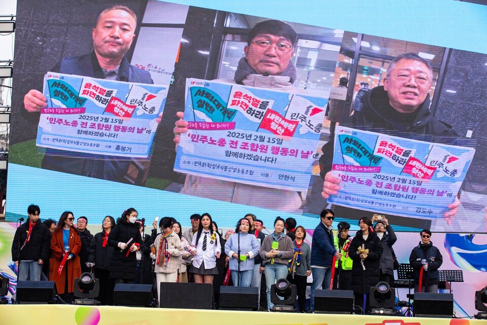 15일 전국동시다발로 진행된 ‘민주노총 전 조합원 행동의 날’에서 민주노총 조합원 1만5천여 명이 윤석열 즉각파면과 사회대개혁 실현을 요구했다. 수도권 조합원 5천여 명은 서울 중구 서울고용노동청 앞을 출발해 윤석열 즉각 퇴진! 사회대개혁! 범시민대행진이 열리는 서울 종로구 동십자각 앞까지 행진했다. 행진 시작 전과 행진 중간 ‘세상에 지지 말아요’ 노래에 맞춰 플래시몹 안무를 하기도 했다. 사진=송승현