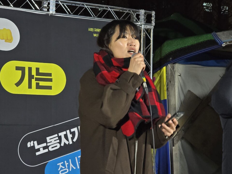 2월 19일 서울 국회 농성장 앞, "윤석열 퇴진! 평등으로 가는 수요일-노동자가 만들 세계 : 장시간 노동 없는, 공공성 강화되는" 집회 모습. 서영(재벌특혜 반도체특별법 저지 노동시간 연장 반대 공동행동/인도주의실천의사협의회) 투쟁발언 모습.