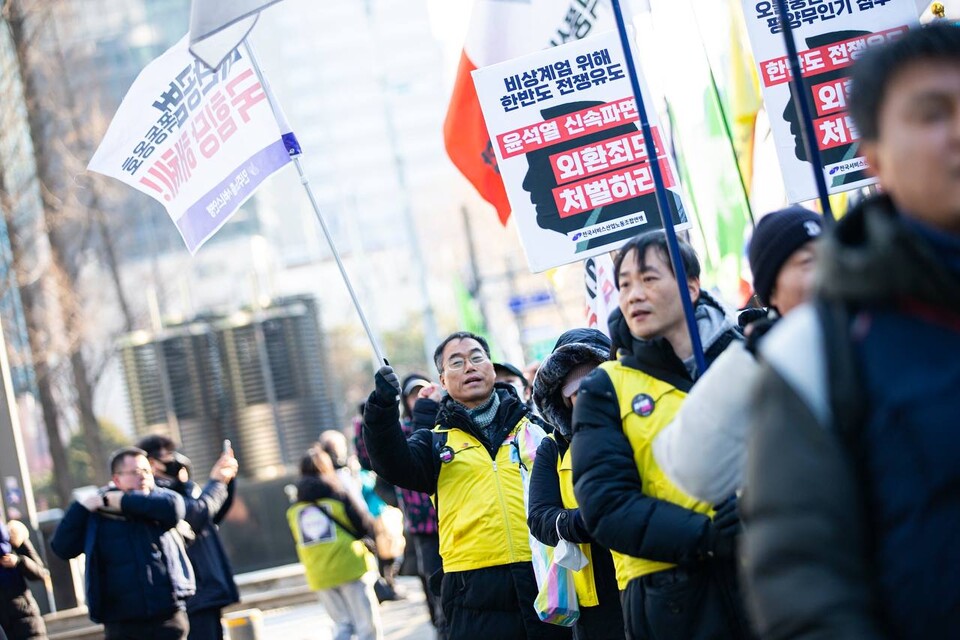 대통령 윤석열에 대한 탄핵선고가 임박한 가운데 22일 제12차 범시민대행진이 오후 5시 서울 광화문광장 일대에서 열렸다. 대회를 마친 민주노총 조합원과 시민들은 세종호텔 고공농성장으로 이동해 고진수 지부장에게 응원을 보냈다. 사진=송승현