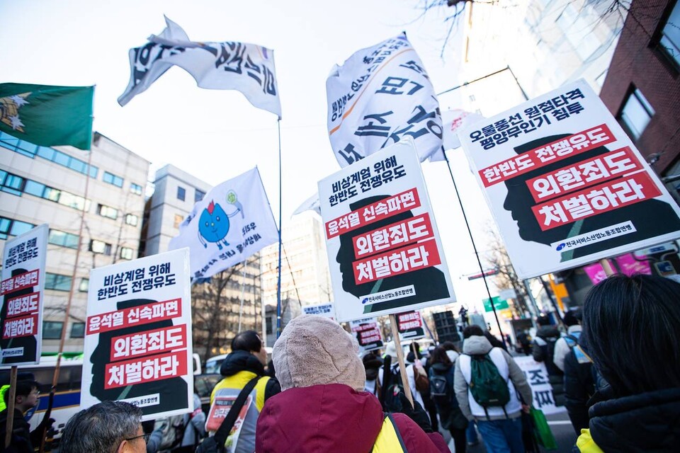 대통령 윤석열에 대한 탄핵선고가 임박한 가운데 22일 제12차 범시민대행진이 오후 5시 서울 광화문광장 일대에서 열렸다. 대회를 마친 민주노총 조합원과 시민들은 세종호텔 고공농성장으로 이동해 고진수 지부장에게 응원을 보냈다. 사진=송승현