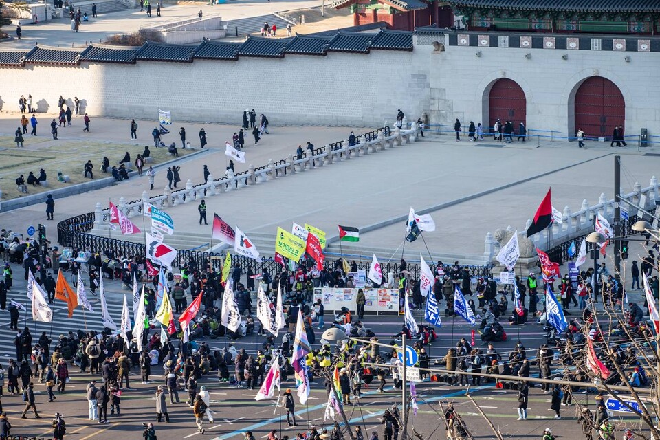 대통령 윤석열에 대한 탄핵선고가 임박한 가운데 22일 제12차 범시민대행진이 오후 5시 서울 광화문광장 일대에서 열렸다. 대회를 마친 민주노총 조합원과 시민들은 세종호텔 고공농성장으로 이동해 고진수 지부장에게 응원을 보냈다. 사진=송승현