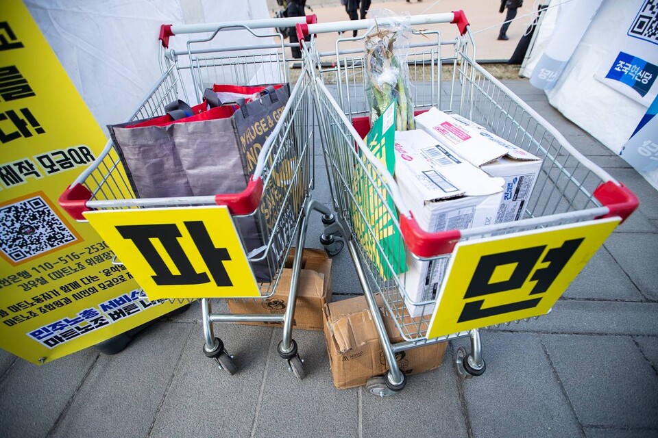 대통령 윤석열에 대한 탄핵선고가 임박한 가운데 22일 제12차 범시민대행진이 오후 5시 서울 광화문광장 일대에서 열렸다. 대회를 마친 민주노총 조합원과 시민들은 세종호텔 고공농성장으로 이동해 고진수 지부장에게 응원을 보냈다. 사진=송승현