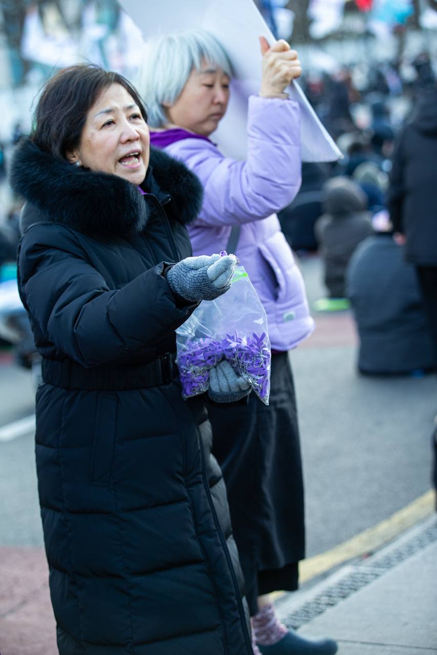 대통령 윤석열에 대한 탄핵선고가 임박한 가운데 22일 제12차 범시민대행진이 오후 5시 서울 광화문광장 일대에서 열렸다. 대회를 마친 민주노총 조합원과 시민들은 세종호텔 고공농성장으로 이동해 고진수 지부장에게 응원을 보냈다. 사진=송승현