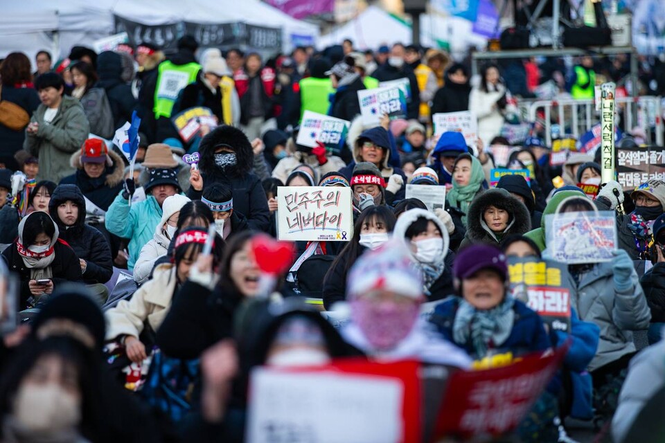 대통령 윤석열에 대한 탄핵선고가 임박한 가운데 22일 제12차 범시민대행진이 오후 5시 서울 광화문광장 일대에서 열렸다. 대회를 마친 민주노총 조합원과 시민들은 세종호텔 고공농성장으로 이동해 고진수 지부장에게 응원을 보냈다. 사진=송승현