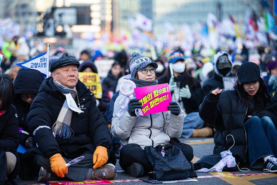 대통령 윤석열에 대한 탄핵선고가 임박한 가운데 22일 제12차 범시민대행진이 오후 5시 서울 광화문광장 일대에서 열렸다. 대회를 마친 민주노총 조합원과 시민들은 세종호텔 고공농성장으로 이동해 고진수 지부장에게 응원을 보냈다. 사진=송승현