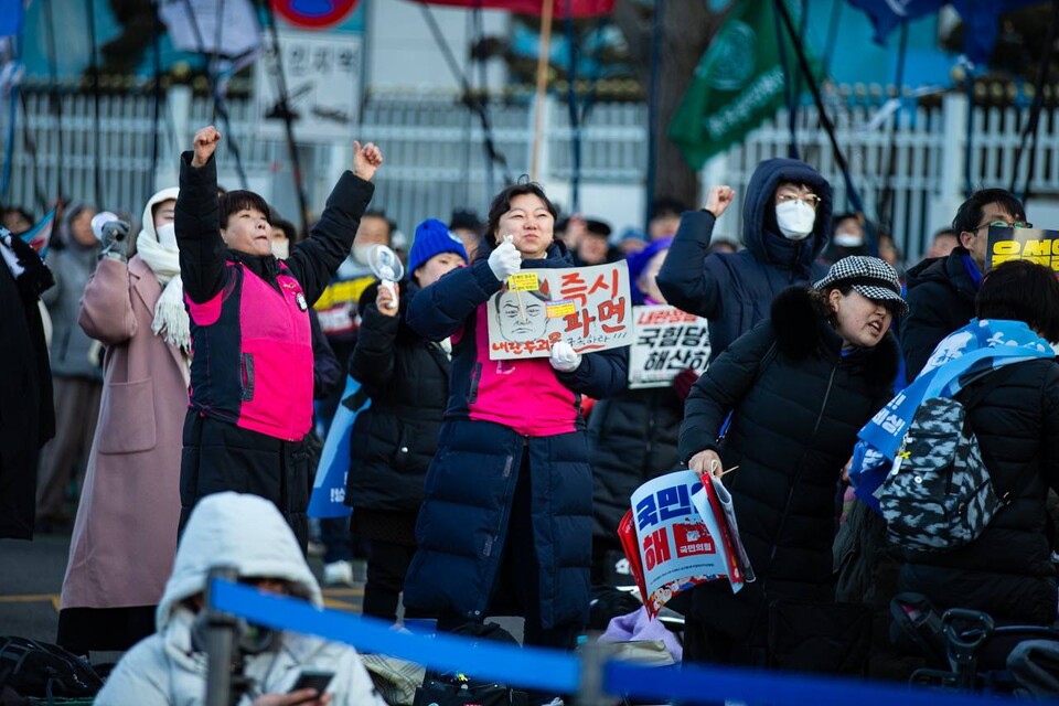 대통령 윤석열에 대한 탄핵선고가 임박한 가운데 22일 제12차 범시민대행진이 오후 5시 서울 광화문광장 일대에서 열렸다. 대회를 마친 민주노총 조합원과 시민들은 세종호텔 고공농성장으로 이동해 고진수 지부장에게 응원을 보냈다. 사진=송승현